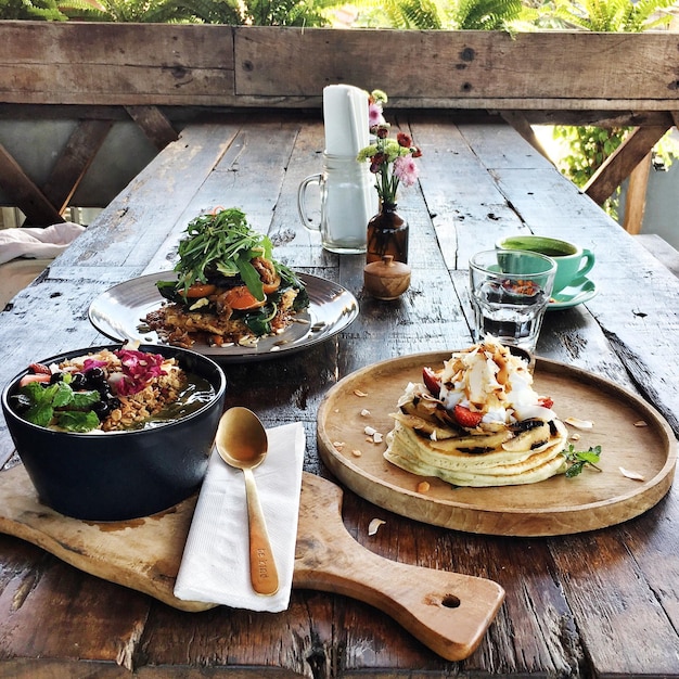 Zestaw dań na stole